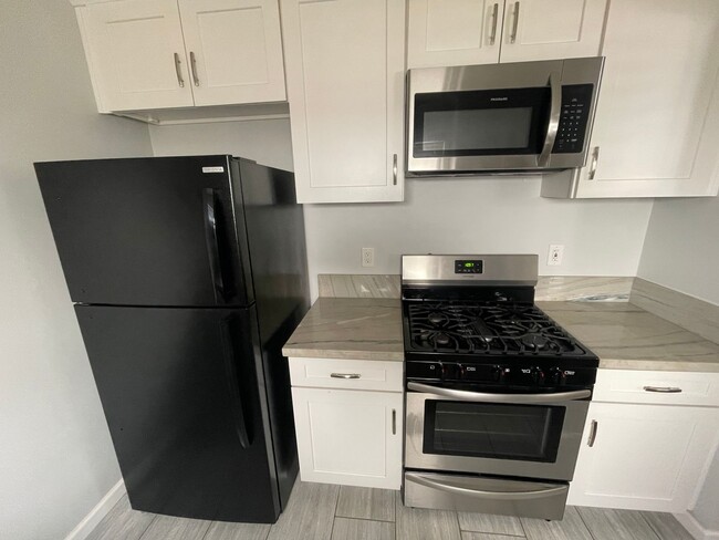 Foto del edificio - Nicely Updated 1 bed -1 bath  Street-level...