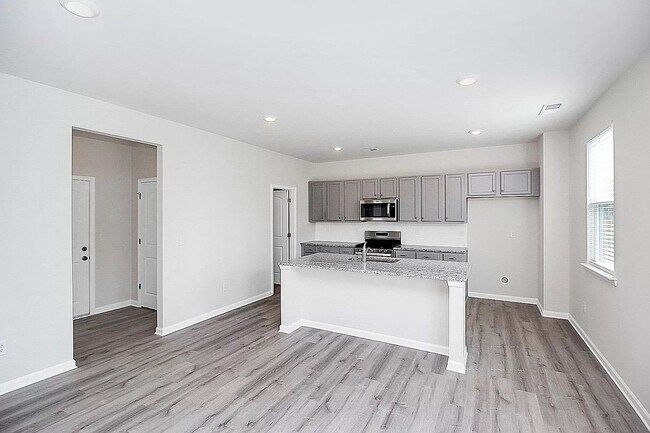 Building Photo - Home with 4 bedrooms, 3 full baths Fence i...