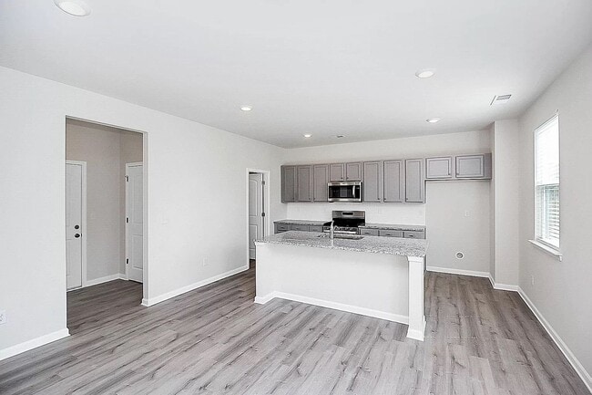 Foto del edificio - Home with 4 bedrooms, 3 full baths Fence in Yard