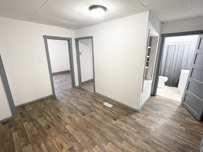 Foto del edificio - 4 Bedroom Home with garage/workshop combo (has electricity)