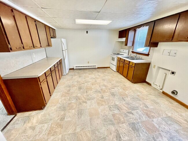 Building Photo - 38 Pleasant St