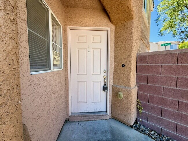 Foto del edificio - GATED 3 BED 2.5 BATH 1 CAR GARAGE SINGLE FAMILY HOME WITH COMMUNITY POOL