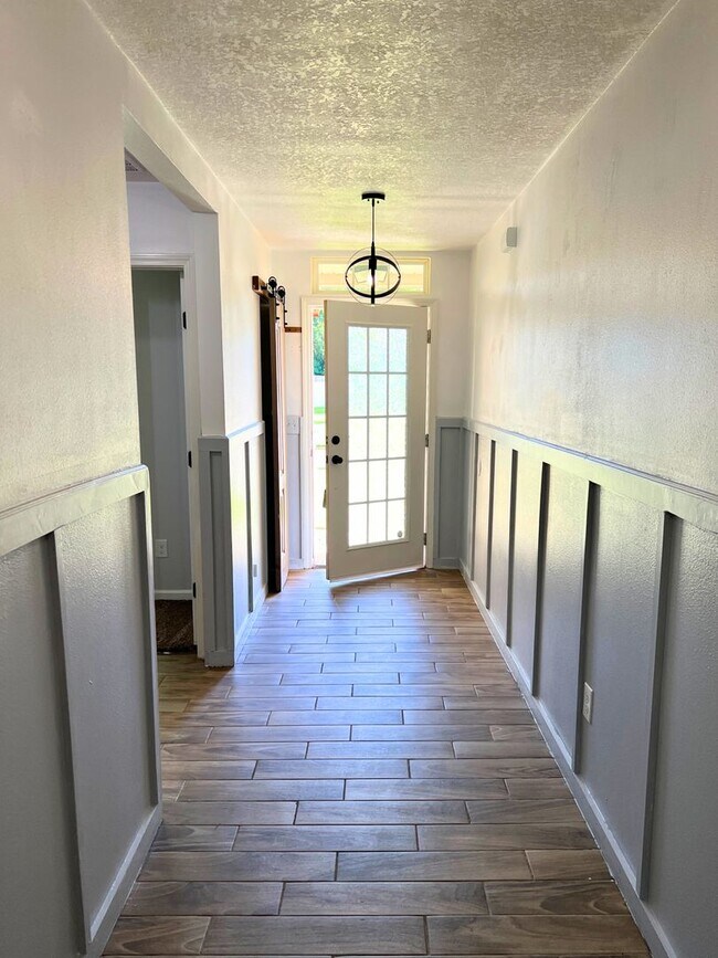 Foto del edificio - Stylish 4-Bedroom Home with Fenced Yard – ...