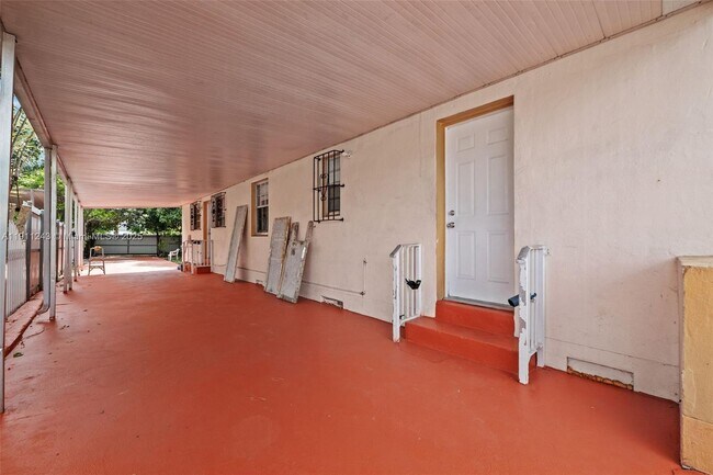 Foto del edificio - 1060 Opa-locka Blvd