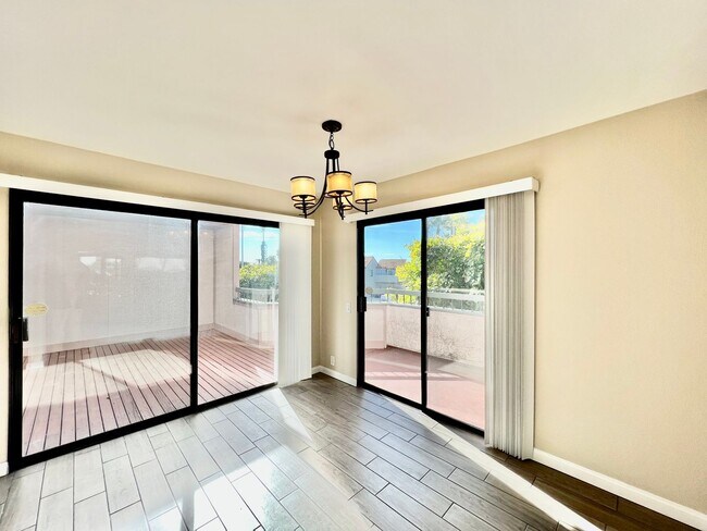 Building Photo - Newly remodeled 3B/2.5BA townhome w/ attac...