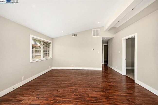 Building Photo - 2113 Huron Dr