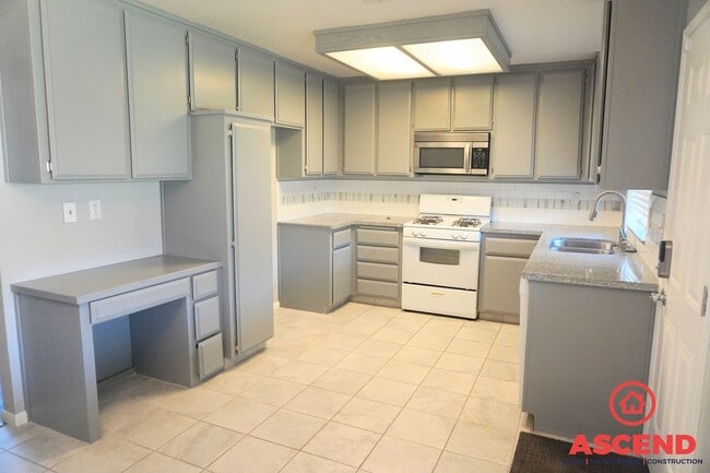 Building Photo - Beautiful Home Located in Oildale!