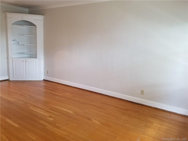 Building Photo - 894 Farmington Ave