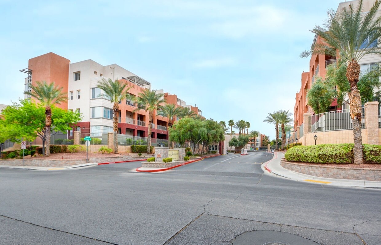 Primary Photo - Park Avenue Mid Rise Condo. All HOA Amenit...