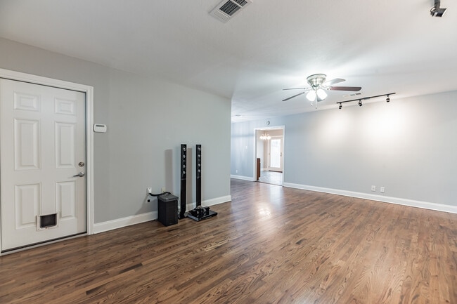 Living Room leading to kitchen - 5314 Angelo St