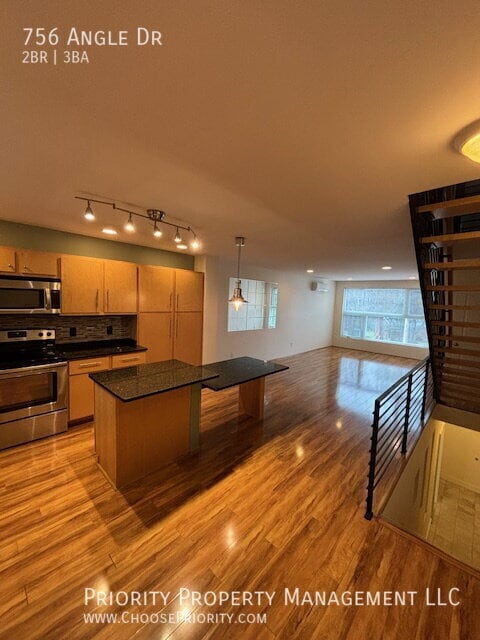 Foto del edificio - 756 Angle Dr