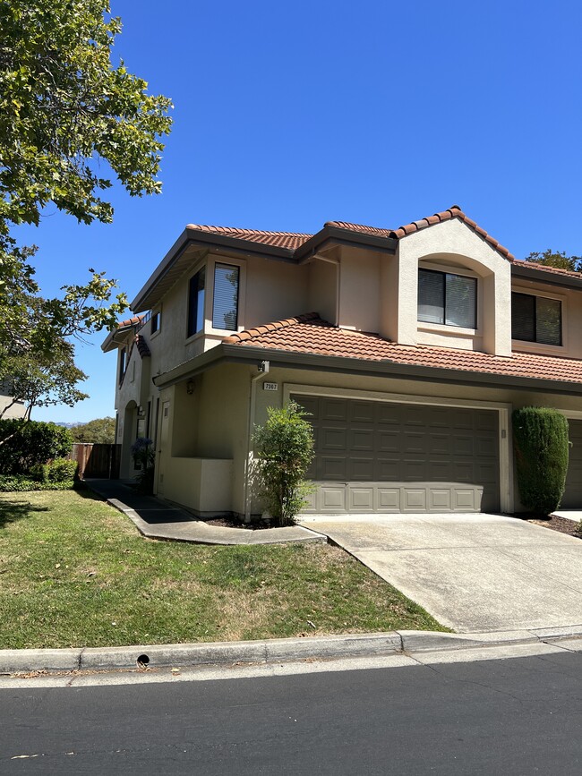 Building Photo - 736 Lakemont Pl