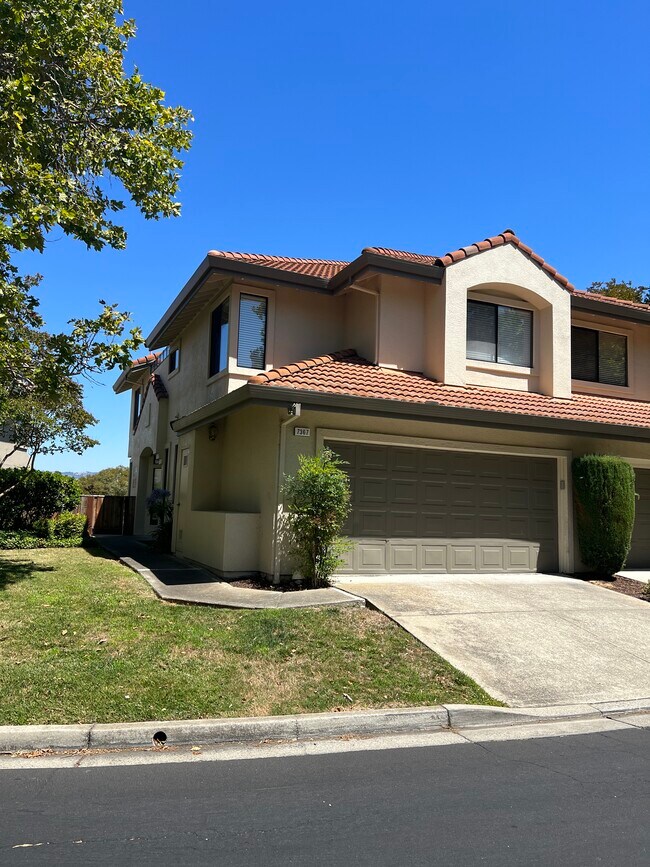 Foto del edificio - 736 Lakemont Pl