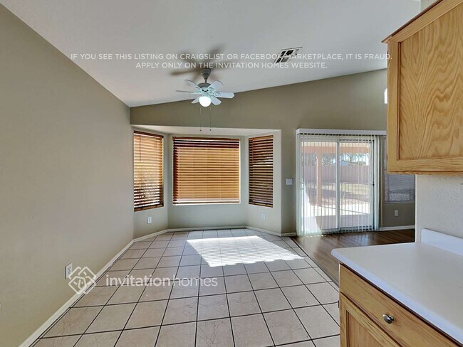 Foto del edificio - 2542 N 124th Dr