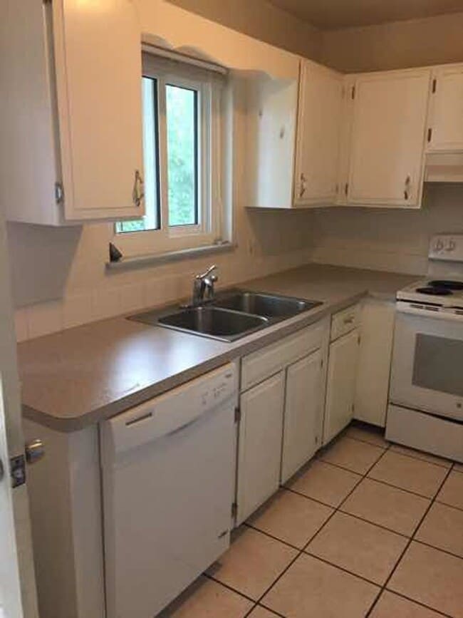 Building Photo - 1105-1107 Baker St Duplex