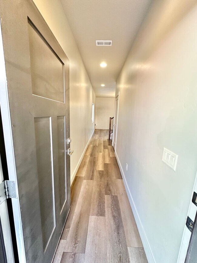 Foto del edificio - 3 Bedroom Townhome -  Location Location Location! Brand new carpet!!