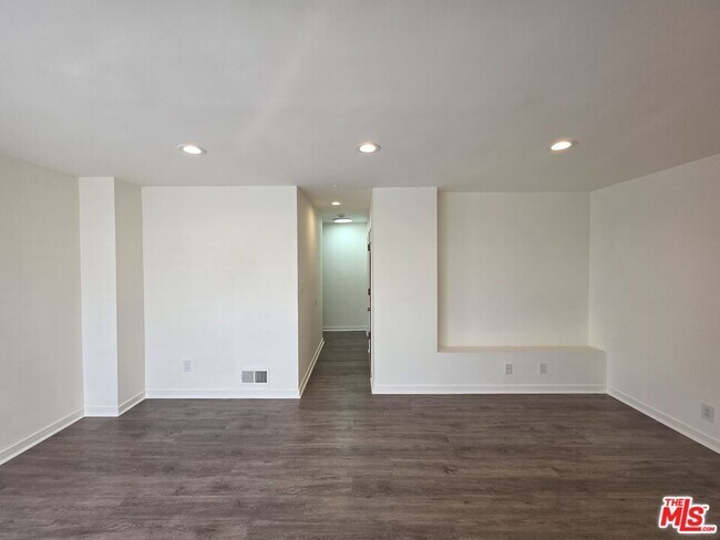 Foto del edificio - 1635 S Beverly Glen Blvd