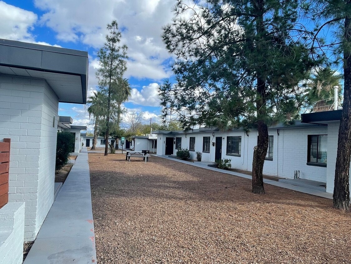 Foto principal - Remodeled Two Bedroom, End Unit with A/C and Large Fenced Yard at La Terraza!!