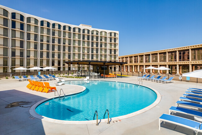 Piscina con estilo de centro turístico - The Presley Apartments