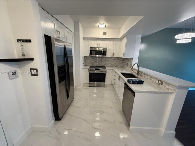 Foto del edificio - 1745 E Hallandale Beach Blvd