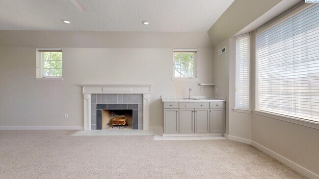 Foto del edificio - 2 bed, 2 bath townhome in Meadow Springs