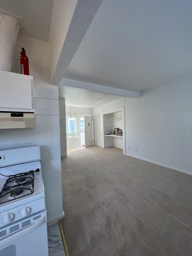 328#C (U3) Sala de estar - 334 45th St