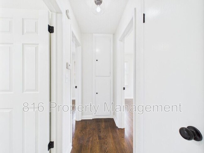 Building Photo - 1526 E Sea Ave