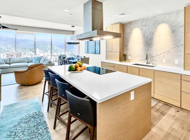 Foto del edificio - Spectacular 3 bedroom 3 bath Penthouse in the Kakaako Area
