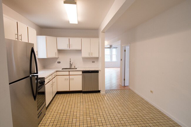 Building Photo - 2459 N Greenview Ave
