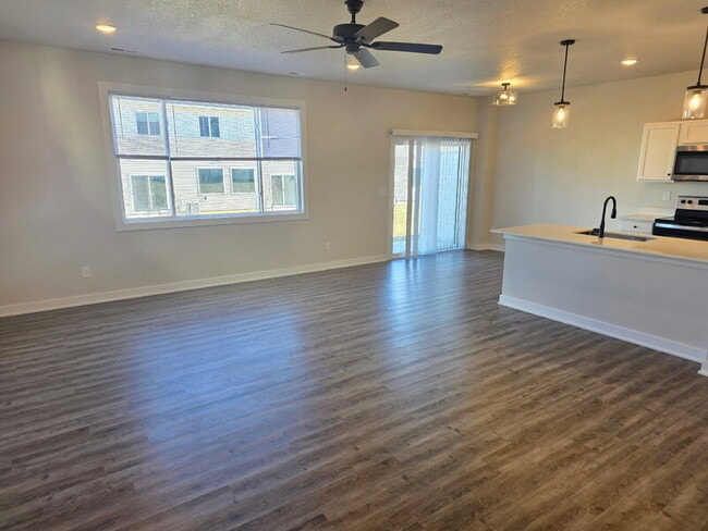 Foto del edificio - 6951 Bluebell Ct