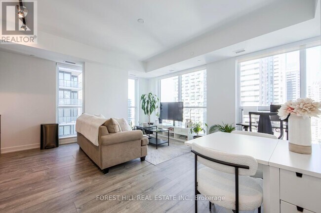 Building Photo - 327 King St W