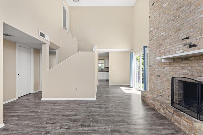 Building Photo - 2413 La Casa Dr