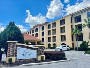 Building Photo - 2351 Lakeview Dr