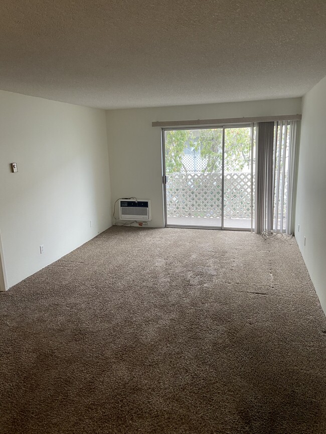 Living room - 3565 Linden Ave