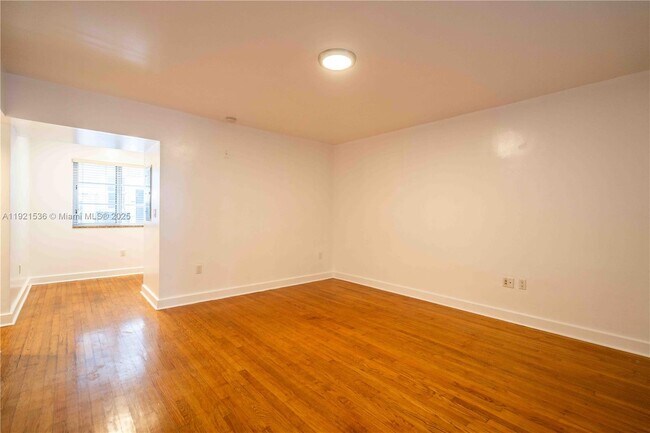 Building Photo - 2425 Flamingo Pl