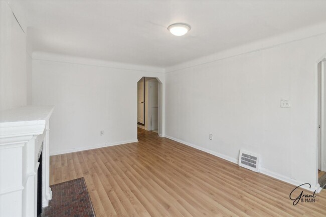 Foto del edificio - $1300 3 bedroom bungalow