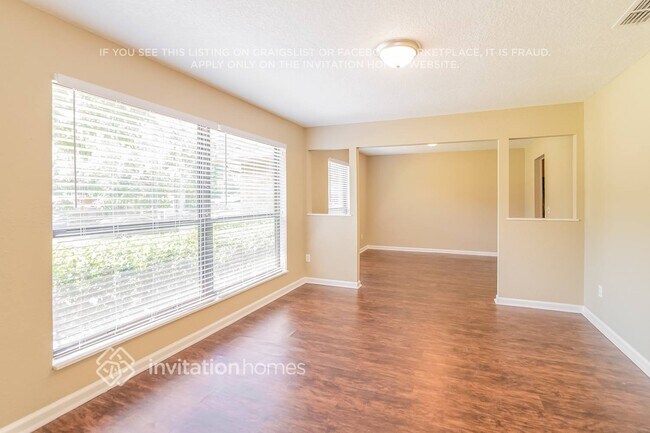 Foto del edificio - 8323 Country Creek Blvd