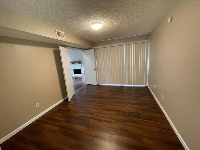 Building Photo - 6327 Cattails Ln