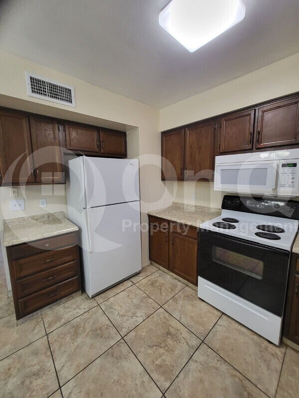 Building Photo - 905 S La Bellota