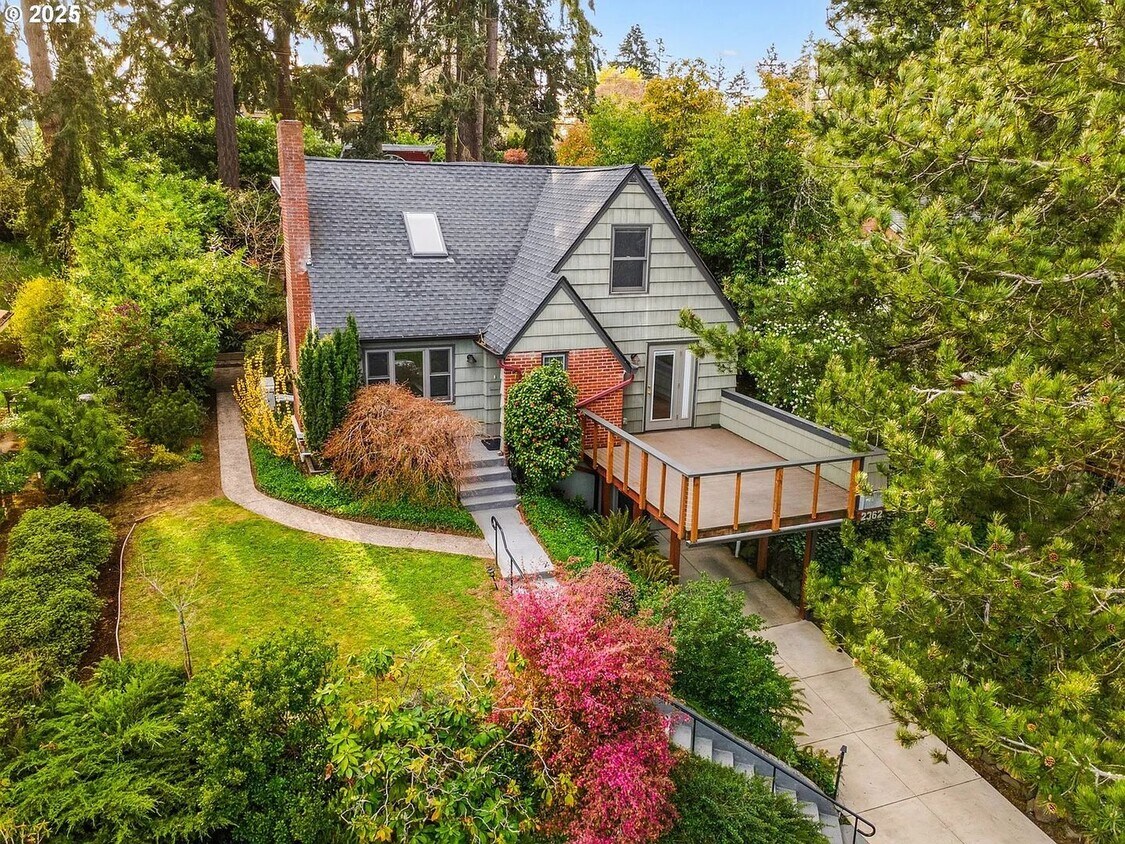 Foto principal - Gorgeous College Hill 4 BD, 3BA in desirab...