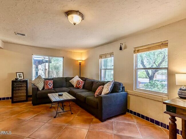 Foto del edificio - 1423 N Bryant Ave