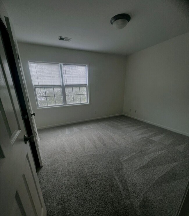 Building Photo - 3 bedroom Greensboro Rental with Attached Garage