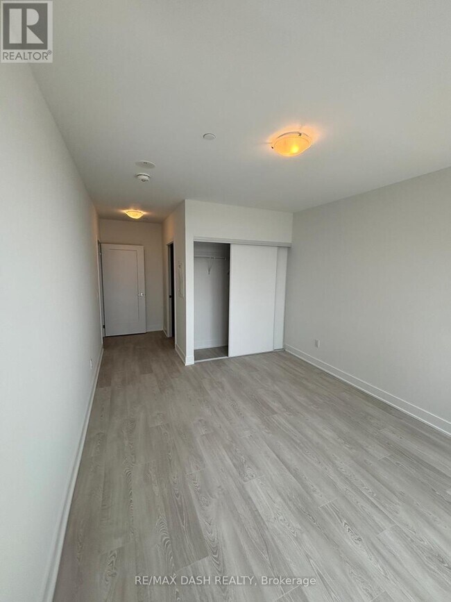 Photo du bâtiment - 2425-2425 Simcoe St N