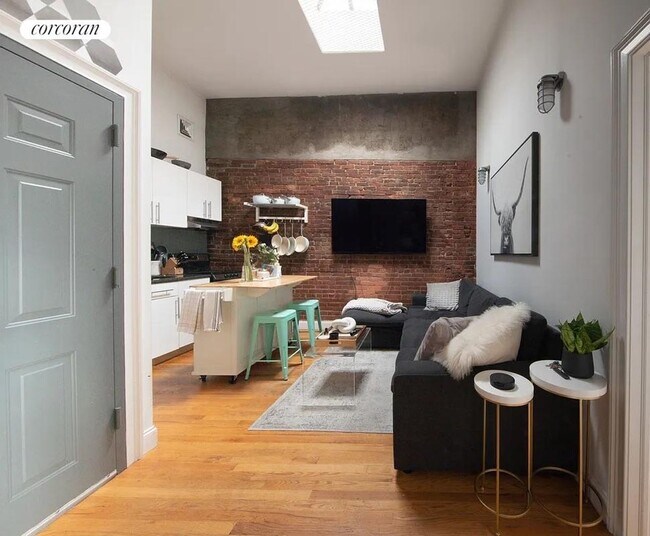 Foto del edificio - 558 Driggs Ave