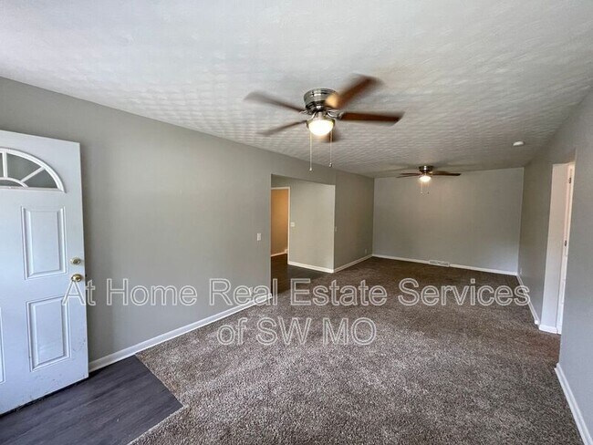 Foto del edificio - 323 N Pine Ave