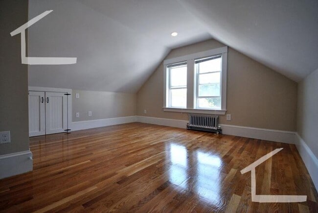 Building Photo - Massive, Renovated 2 Floor 4 Bed/2 Bath!  ...