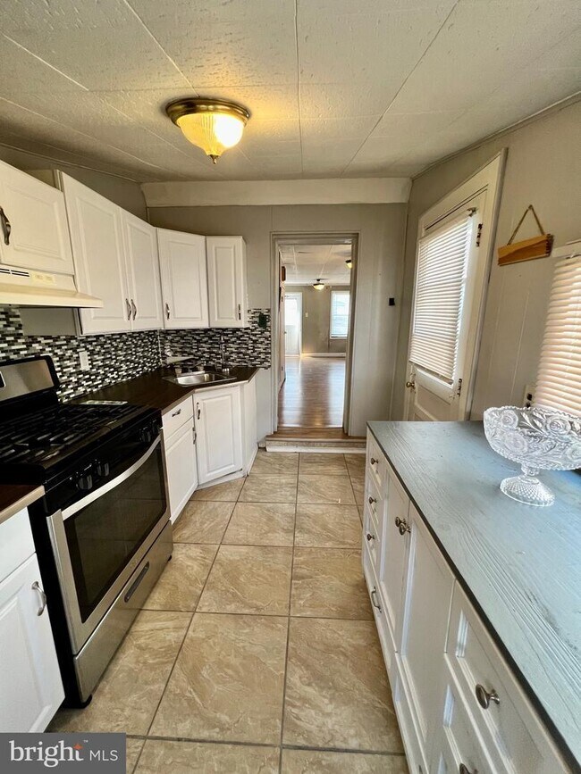 Kitchen - 1405 Cotton St