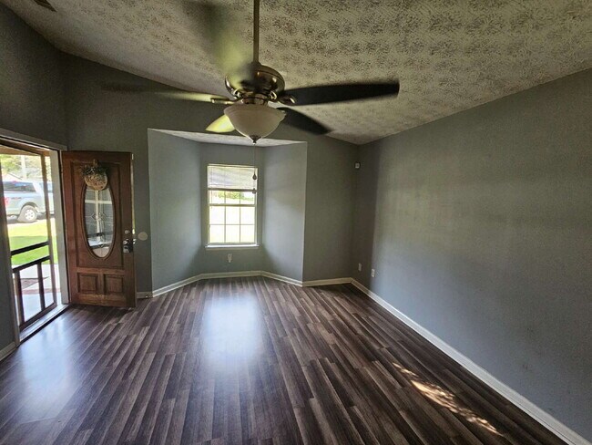 Foto del edificio - 4 bedroom home only 15 minutes from Fort S...