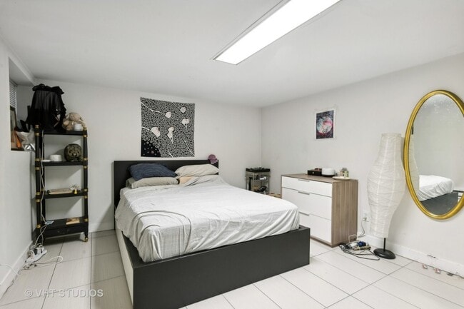 Building Photo - 5017 N California Ave