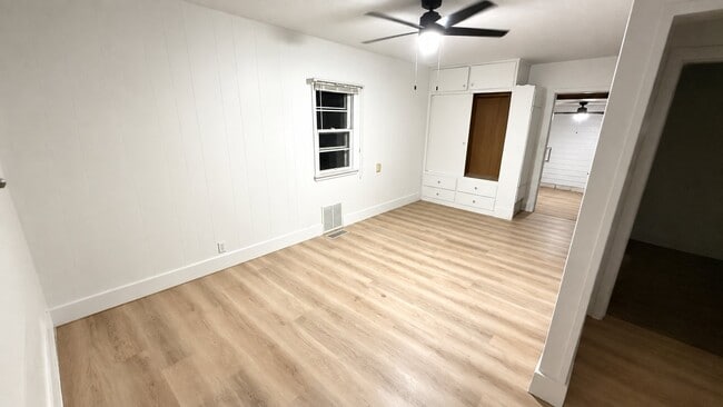 Building Photo - 811 S Hickory St